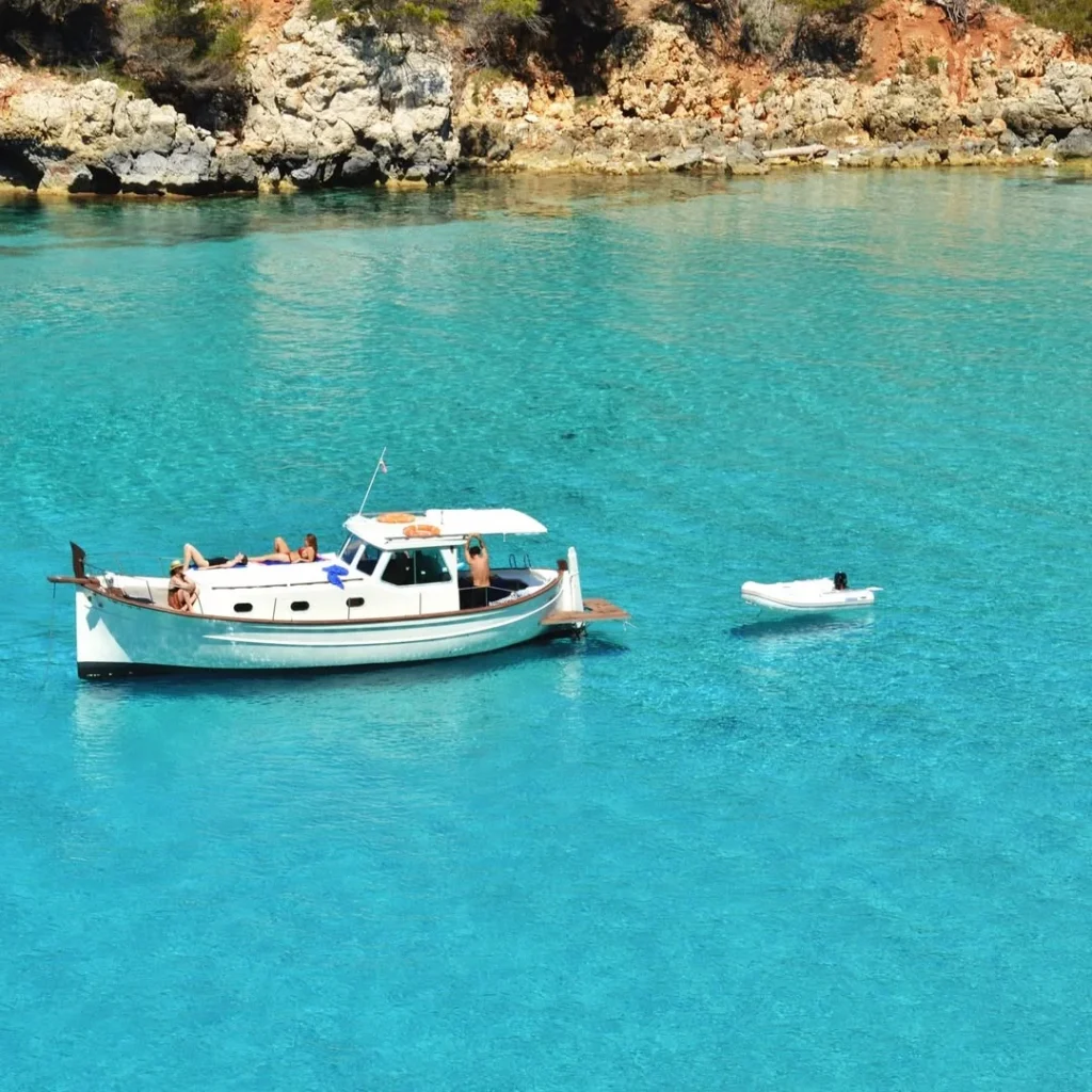 alquiler barco cala galdana